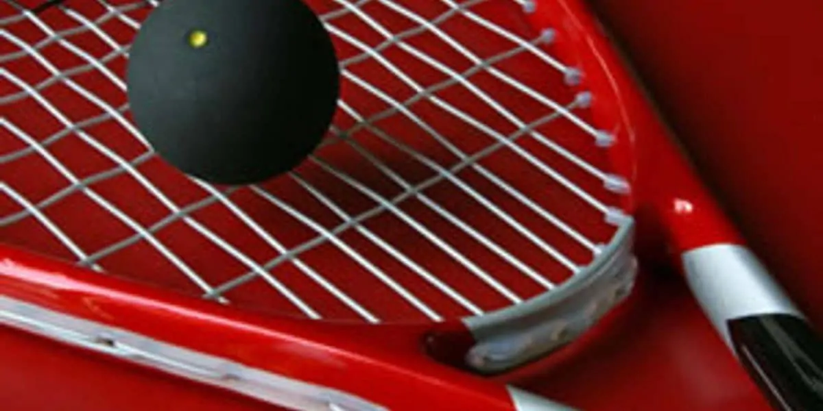 O formato da garganta das raquetes de squash acaba afetando o padrão de encordoamento.