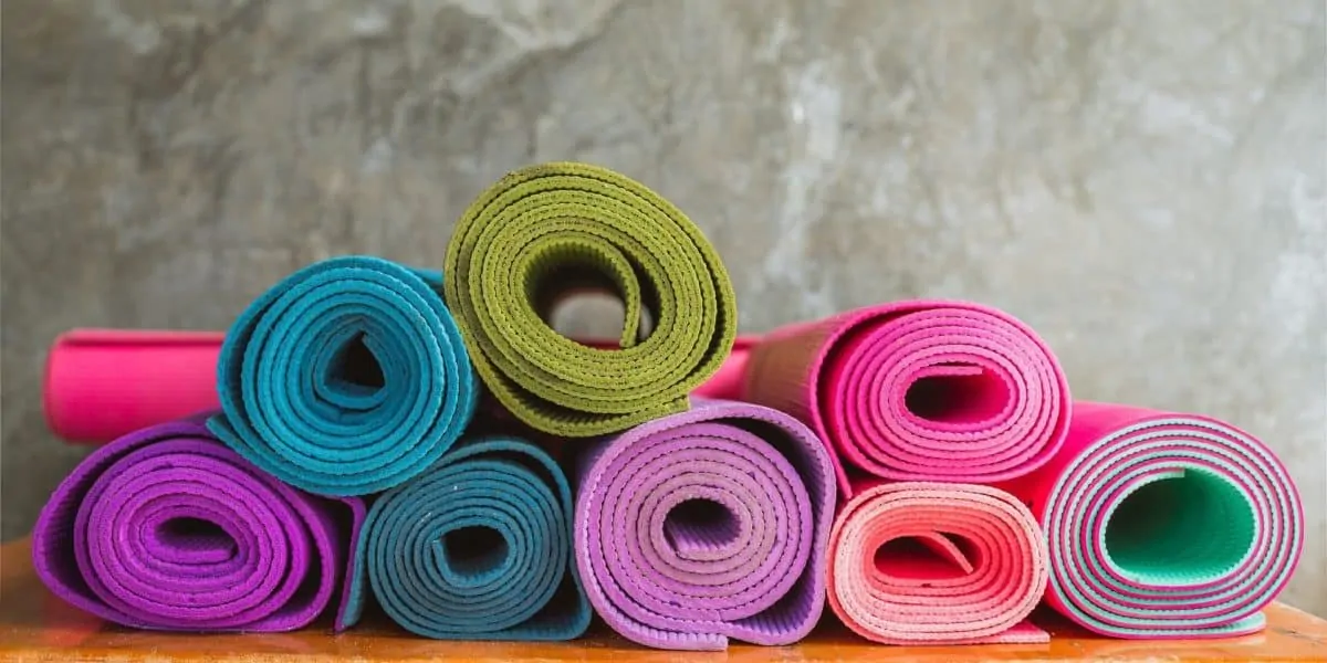 Quanto menor a espessura, mais fácil é enrolar e guardar o tapete de yoga